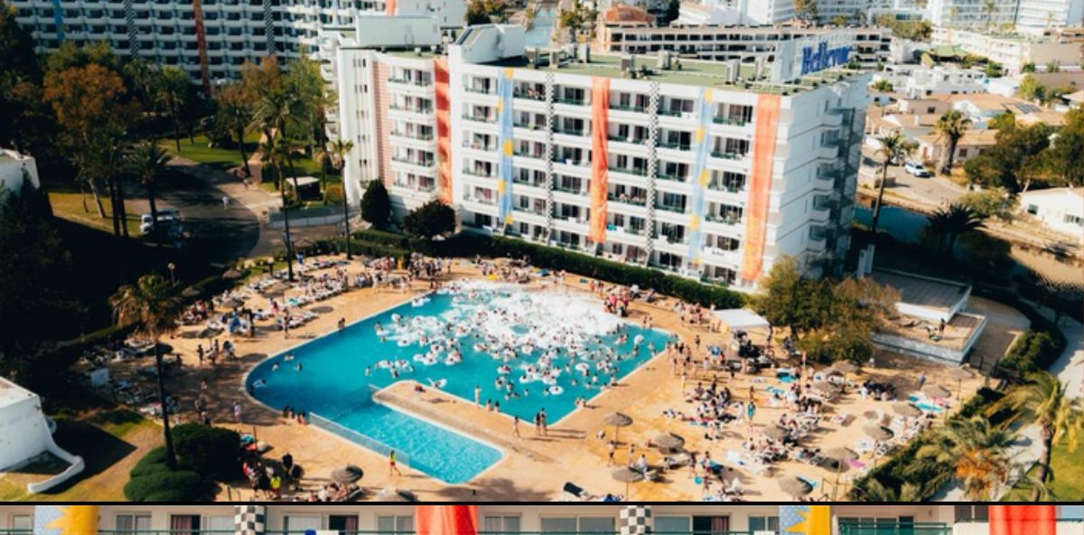 Piscina y apartamentos del resort Bellevue Club en Alcúdia